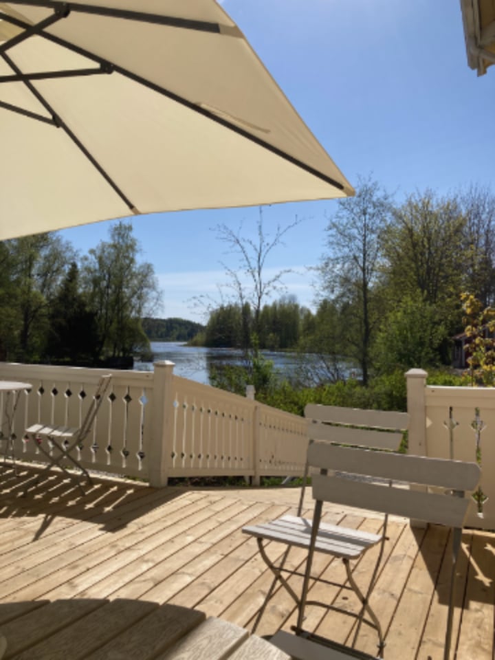 Eine Aussicht auf Terrasse und Fluß